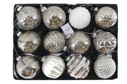 "Hopeisia joulukuusenkoristeita eri kuvioilla."